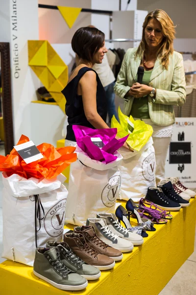 So kritisch so Modeausstellung in Mailand am 20. September 2013 — Stockfoto