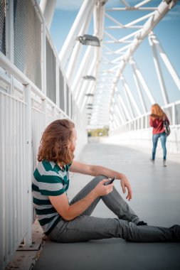 şık hipster modeli uzun kızıl saçlı ve sakallı kadın arıyorum