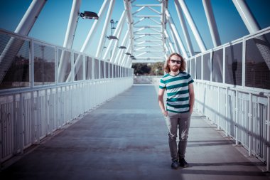 uzun kızıl saçları ve sakalı yaşam tarzı ile şık, yenilikçi model