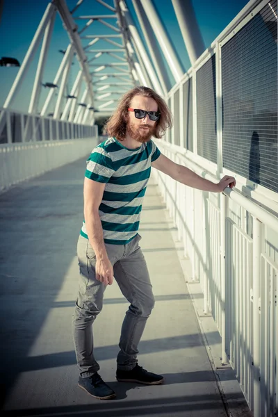 Hipster stylowy model z długie czerwone włosy i broda styl życia — Zdjęcie stockowe