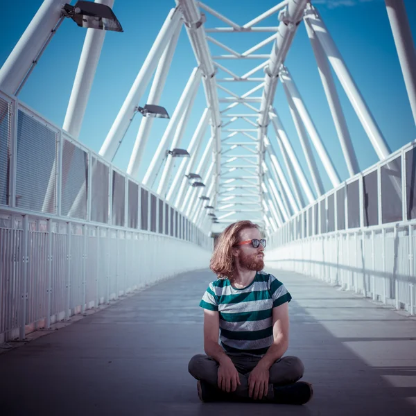 Uzun kızıl saçları ve sakalı yoga ile şık, yenilikçi model — Stok fotoğraf