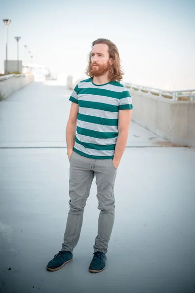 Modelo hipster con estilo de pelo largo rojo y estilo de vida barba —  Fotos de Stock