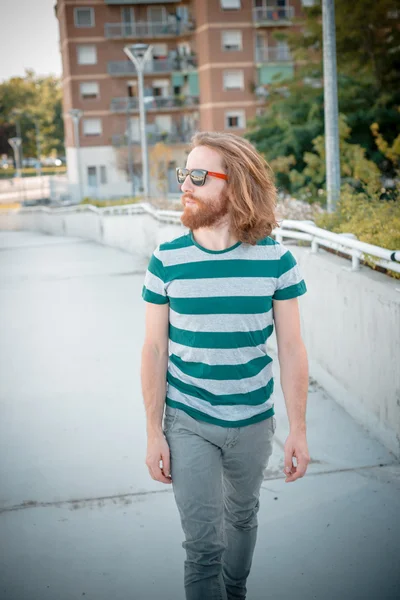 Modelo hipster elegante com longo cabelo vermelho e estilo de vida barba — Fotografia de Stock