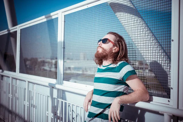 Elegante modello hipster con lunghi capelli rossi e stile di vita barba — Foto Stock