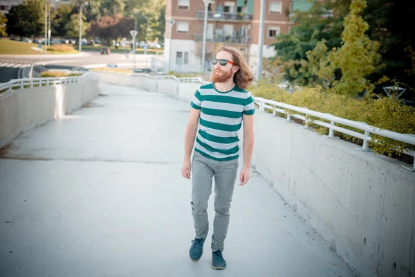 Modelo hipster elegante com longo cabelo vermelho e estilo de vida barba — Fotografia de Stock