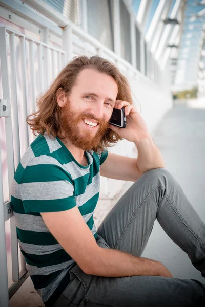 Modelo elegante hipster com longo cabelo vermelho e estilo de vida barba em — Fotografia de Stock