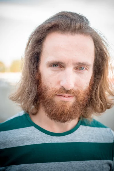 Elegante modello hipster con lunghi capelli rossi e stile di vita barba — Foto Stock