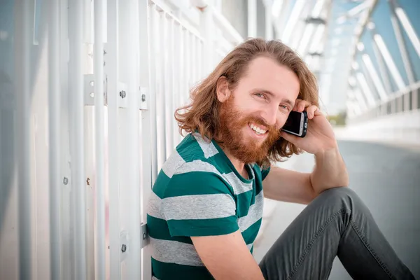 Modelo hipster con estilo de pelo largo rojo y estilo de vida barba en —  Fotos de Stock
