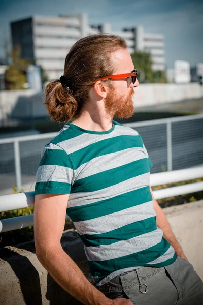 長い赤髪とひげのライフ スタイルをスタイリッシュなヒップスター モデル — ストック写真