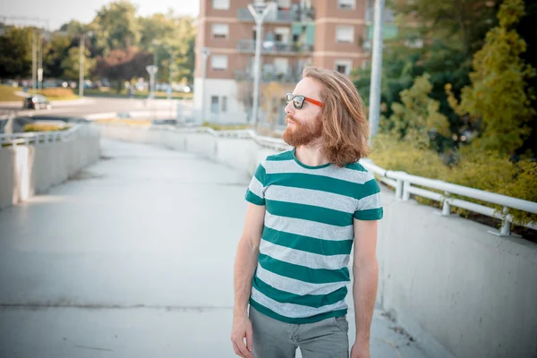 Modèle hipster élégant avec de longs cheveux rouges et style de vie de barbe — Photo