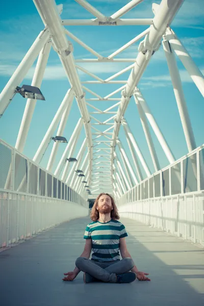 Elegante modello hipster con lunghi capelli rossi e barba yoga — Foto Stock