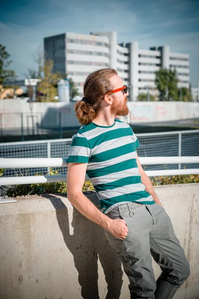 Stylisches Hipster-Model mit langen roten Haaren und Bart — Stockfoto