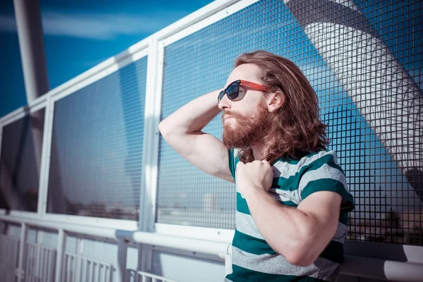 Modelo hipster elegante com longo cabelo vermelho e estilo de vida barba — Fotografia de Stock