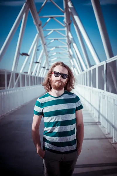 Uzun kızıl saçları ve sakalı yaşam tarzı ile şık, yenilikçi model — Stok fotoğraf