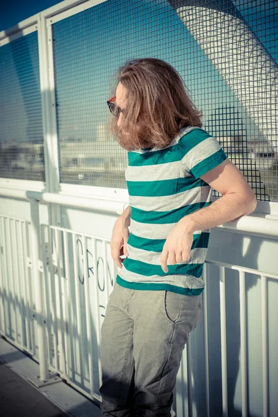 Stijlvolle hipster model met lang rood haar en baard levensstijl — Stockfoto