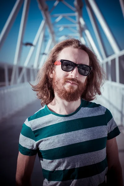 Modelo hipster elegante com longo cabelo vermelho e estilo de vida barba — Fotografia de Stock