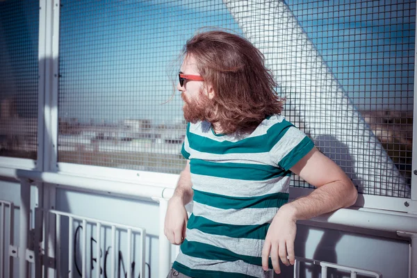 Modelo hipster con estilo de pelo largo rojo y estilo de vida barba — Foto de Stock