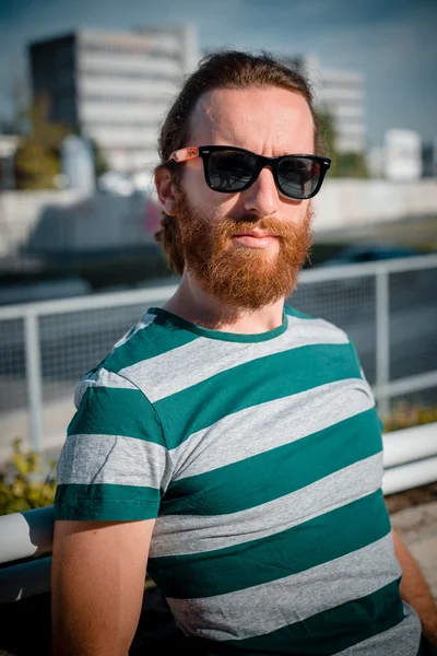 Eleganta hipster modell med långa röda hår och skägg livsstil — Stockfoto