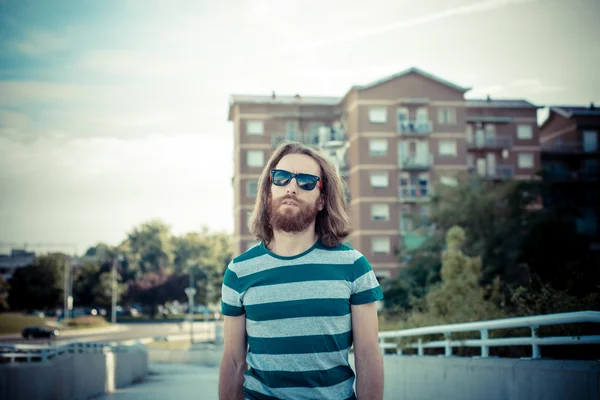Modelo hipster con estilo de pelo largo rojo y estilo de vida barba —  Fotos de Stock