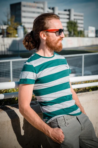 Eleganta hipster modell med långa röda hår och skägg livsstil — Stockfoto