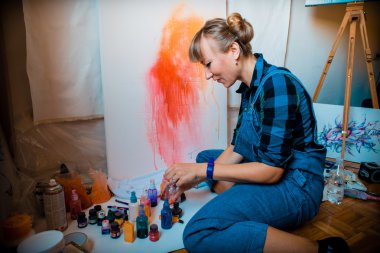 güzel sarışın kadın ressam