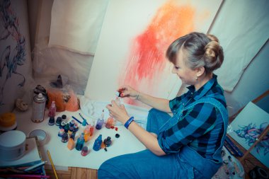 güzel sarışın kadın ressam