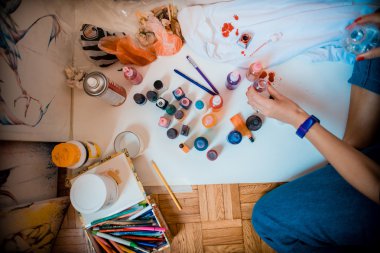 güzel sarışın kadın ressam