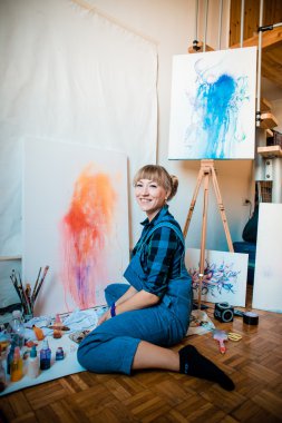 güzel sarışın kadın ressam