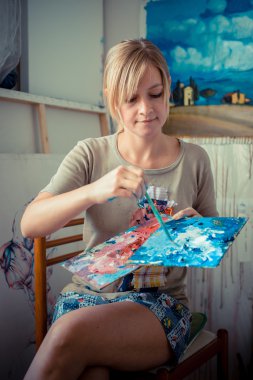 güzel sarışın kadın ressam