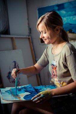 güzel sarışın kadın ressam