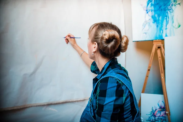 Beautiful blonde woman painter — Stock Photo, Image