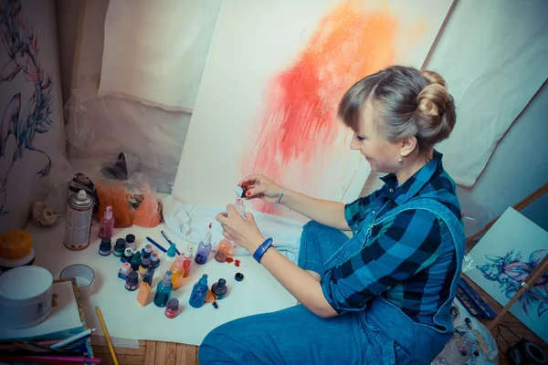 Beautiful blonde woman painter — Stock Photo, Image