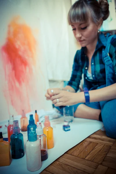 Beautiful blonde woman painter — Stock Photo, Image