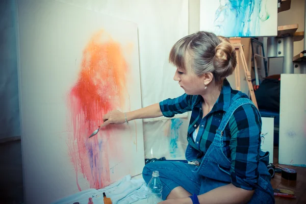 Beautiful blonde woman painter — Stock Photo, Image