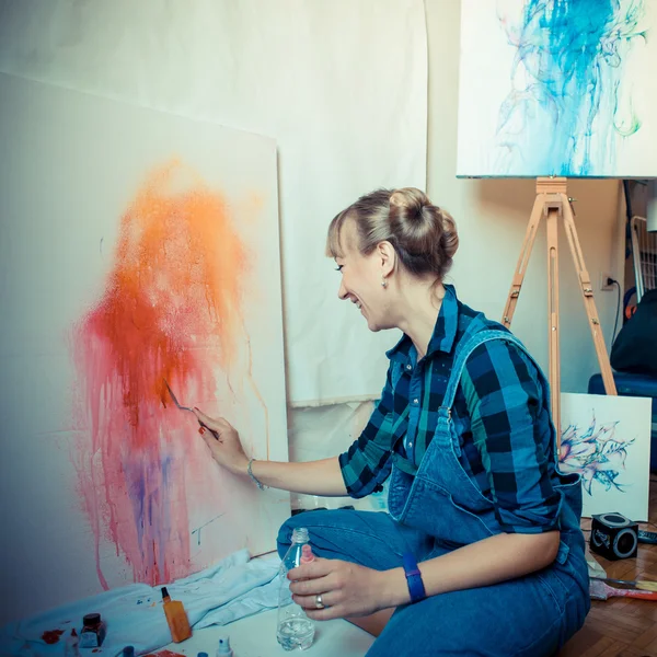 Beautiful blonde woman painter — Stock Photo, Image