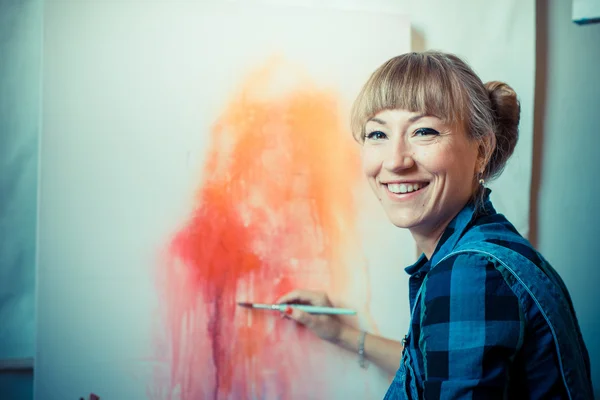 Beautiful blonde woman painter — Stock Photo, Image