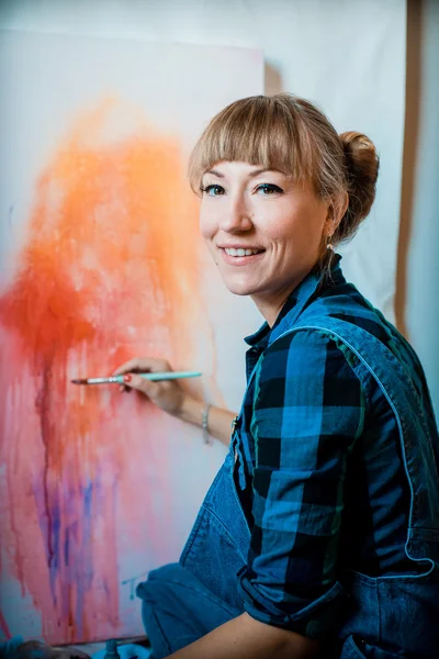 Beautiful blonde woman painter — Stock Photo, Image