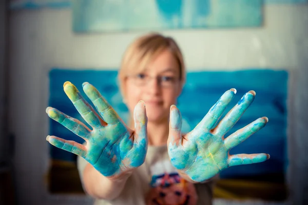 Güzel sarışın kadın ressam — Stok fotoğraf