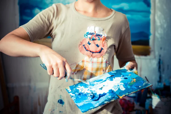 Particular of woman painter hand painting — Stock Photo, Image