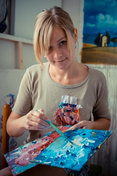 Beautiful blonde woman painter — Stock Photo, Image