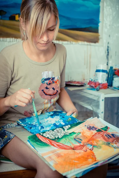 Beautiful blonde woman painter — Stock Photo, Image