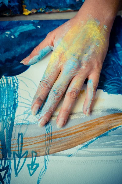 Particolare della pittura a mano pittrice donna — Foto Stock