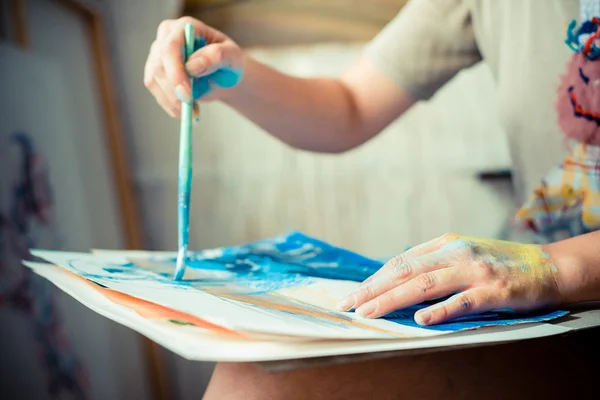 Particular of woman painter hand painting — Stock Photo, Image