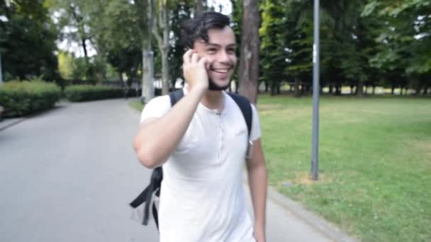 휴대 전화에서 세련 된 젊은 남자 — 비디오