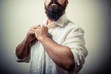 beyaz gömlek uzun sakallı ve bıyıklı adam