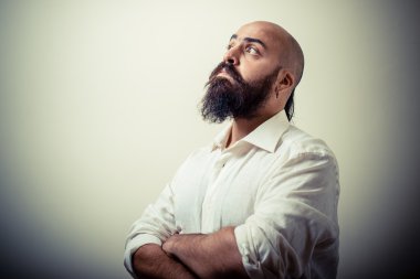 beyaz gömlek uzun sakallı ve bıyıklı adam