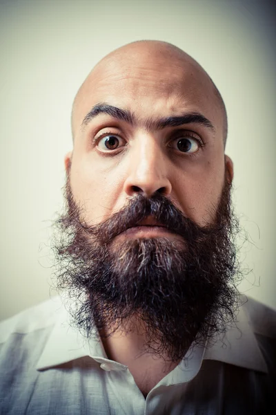 Engraçado barba longa e bigode homem com camisa branca — Fotografia de Stock