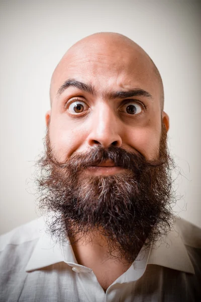 Komik uzun sakallı ve bıyıklı adam beyaz gömlek — Stok fotoğraf