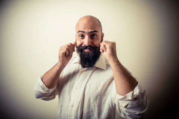 Homme à longue barbe et moustache avec chemise blanche — Photo