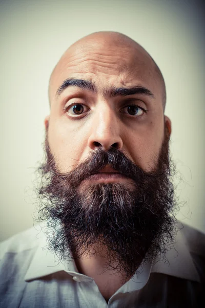 Divertido barba larga y bigote hombre con camisa blanca —  Fotos de Stock